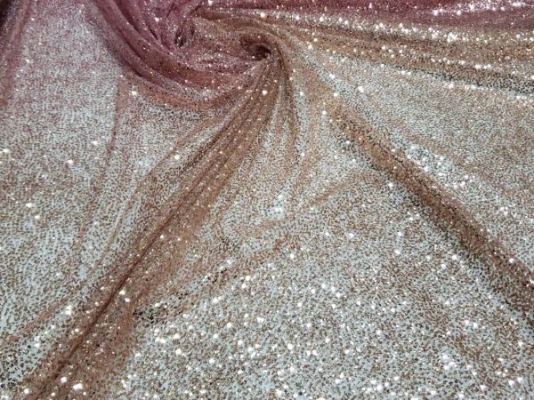 Crie peças glamorosas com tule bordado com glitter ou pedraria