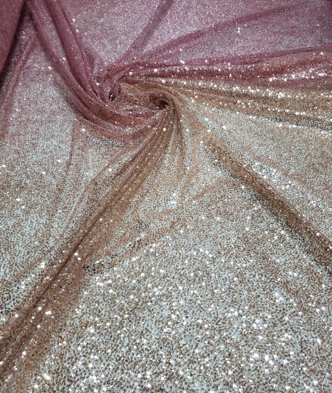 Crie peças glamorosas com tule bordado com glitter ou pedraria