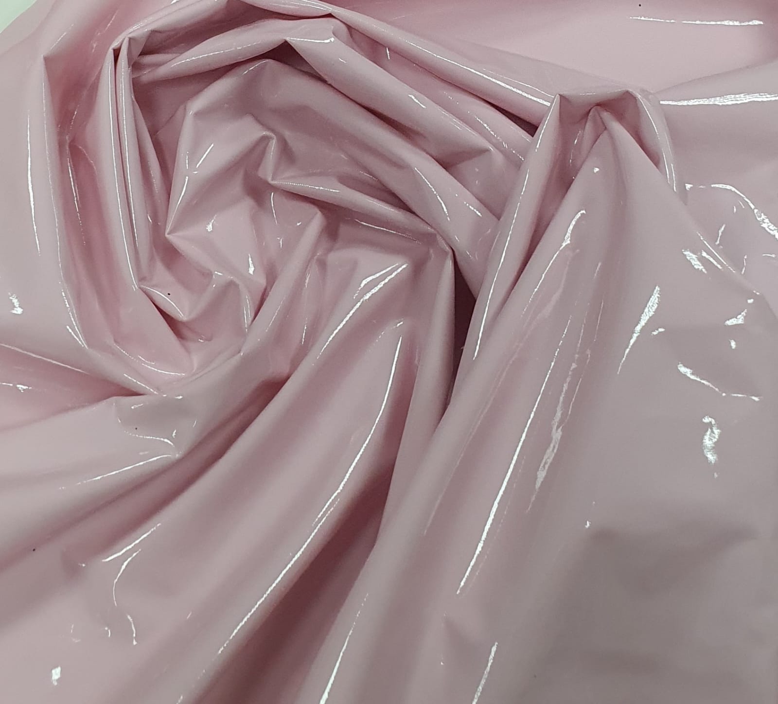 Vinil Holográfico: Descubra como incluir essa tendência nos seus looks