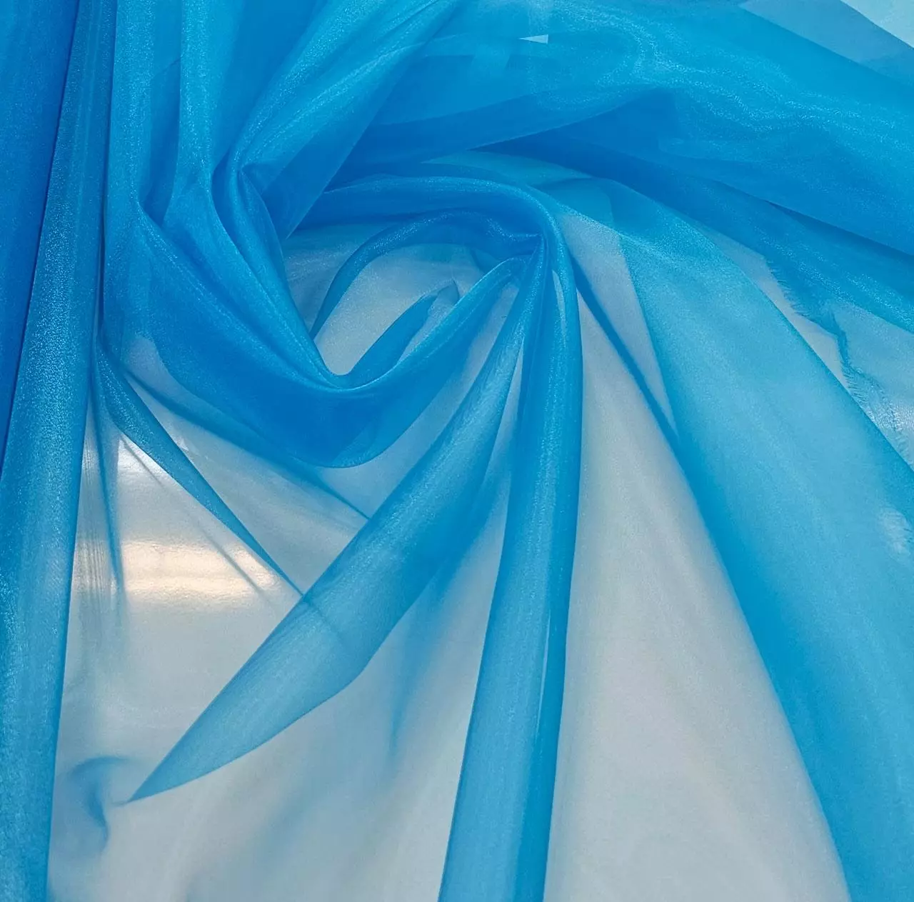 Conheça a delicadeza do tecido organza