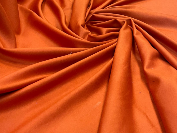 O que torna a malha scuba adequada para suas criações?