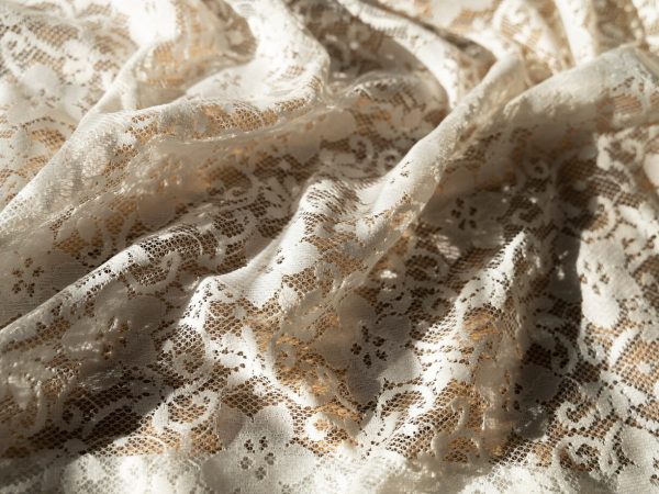 Qual renda bordada é a melhor escolha para vestidos sofisticados?