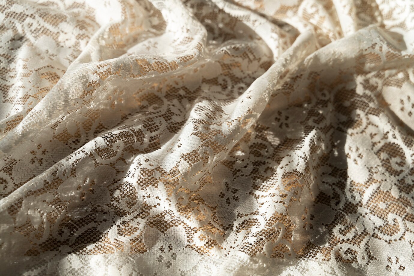 Qual renda bordada é a melhor escolha para vestidos sofisticados?