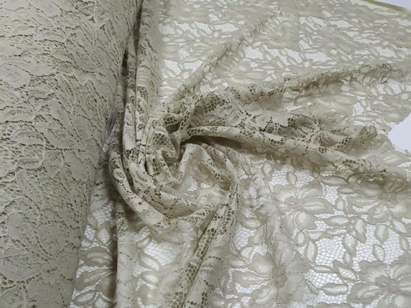 Por que a renda italiana é essencial para peças elegantes?