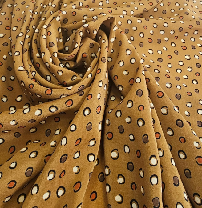 O que faz do chiffon de seda um clássico da moda feminina?