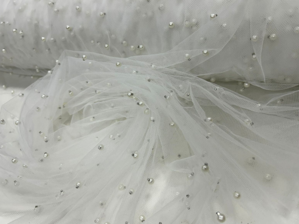 Como o tule com pérolas pode adicionar charme às suas criações?