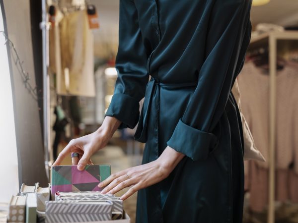 A elegância do cetim: como usá-lo em suas roupas?