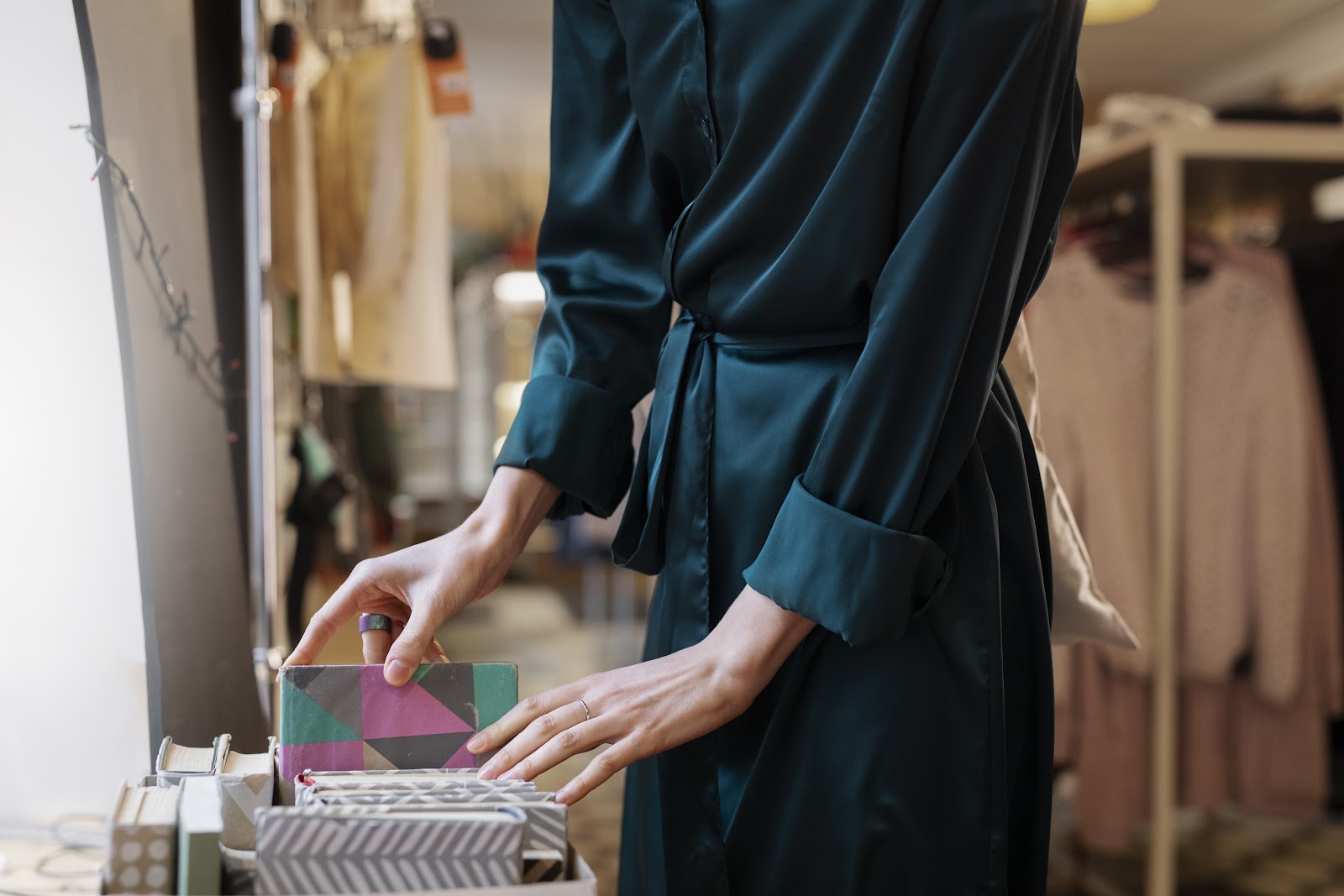 A elegância do cetim: como usá-lo em suas roupas?