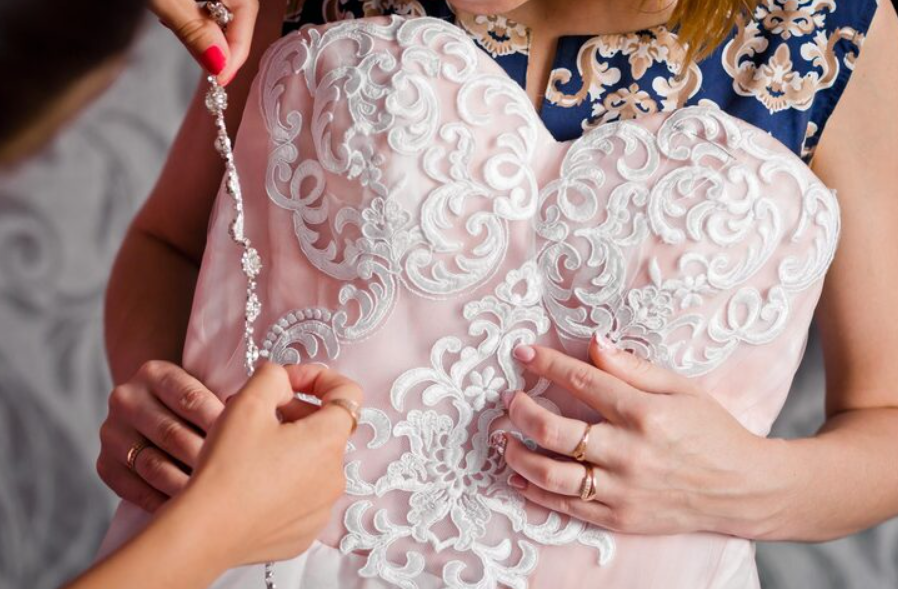 Como Escolher o Tecido Bordado Perfeito para seu Vestido?