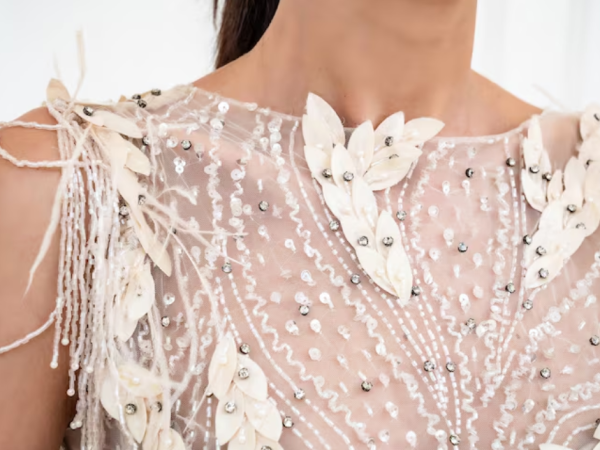 Combinando Tule com Pedras para Vestidos Elegantes