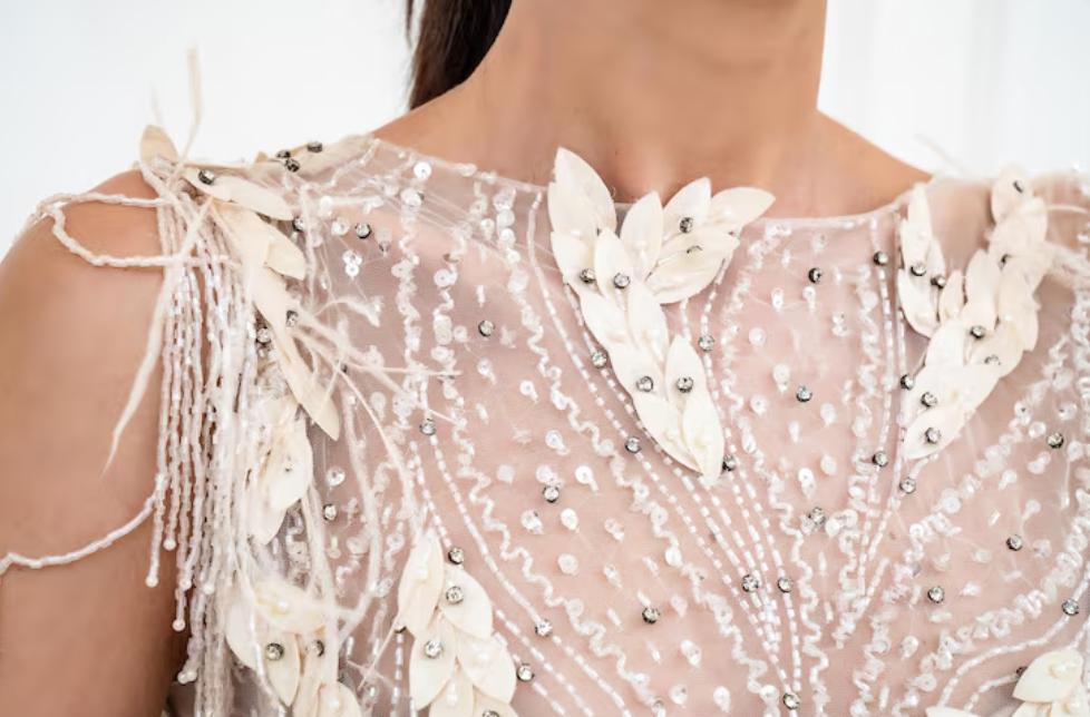 Combinando Tule com Pedras para Vestidos Elegantes