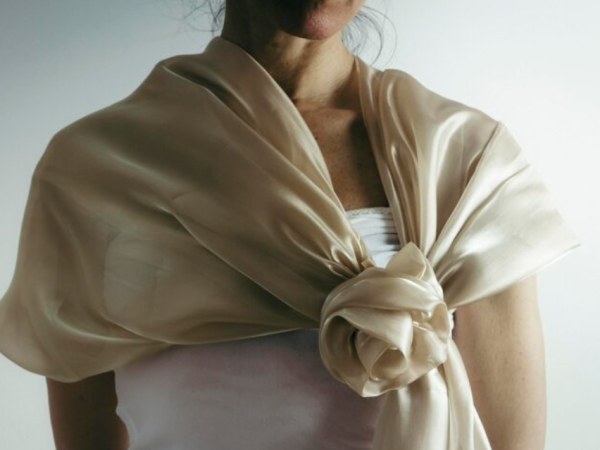 Como o charmeuse pode potencializar a elegância do seu look?