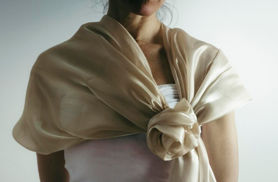 Como o charmeuse pode potencializar a elegância do seu look?