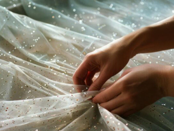 Quais são as vantagens de usar tecidos brilhantes em suas criações?