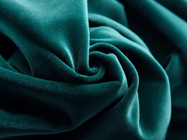 O que diferencia o tecido veludo de outros tecidos com toque macio?