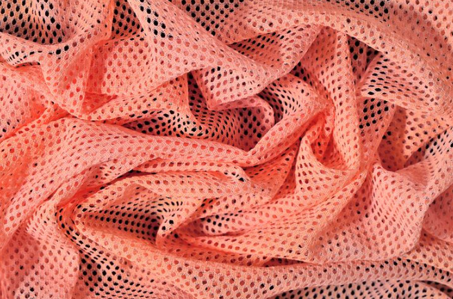 Quando o tecido tela arrastão é indicado para criações ousadas?