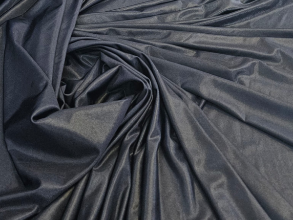 Como o vinil com elastano contribui para peças modernas e ajustáveis?