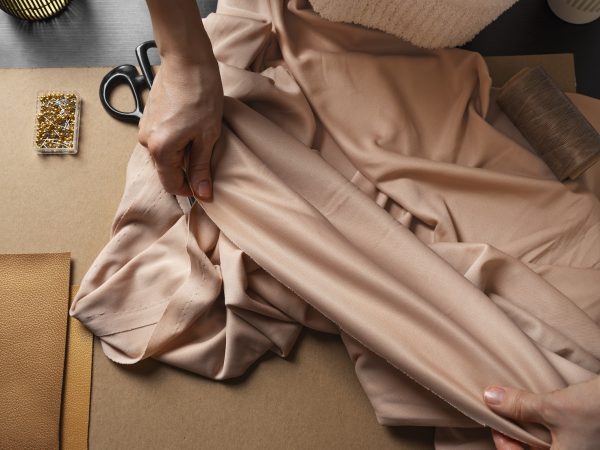Como o tecido crepe influencia no caimento e no movimento da roupa?