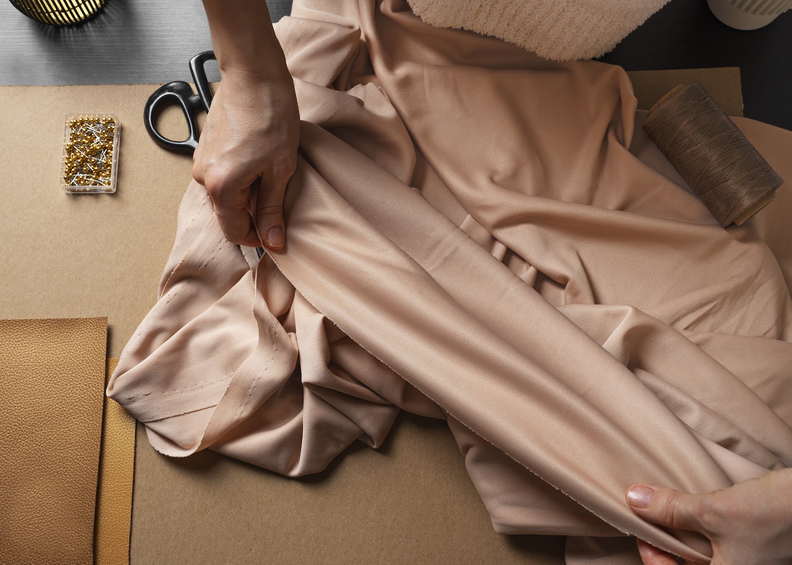 Como o tecido crepe influencia no caimento e no movimento da roupa?