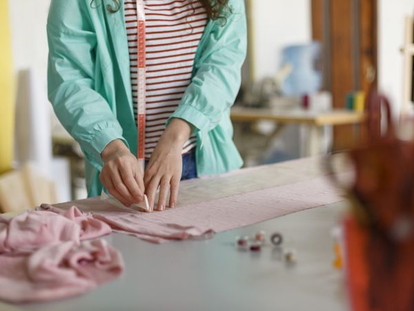 Por que o tecido tricoline é tão popular em projetos criativos e artesanais?