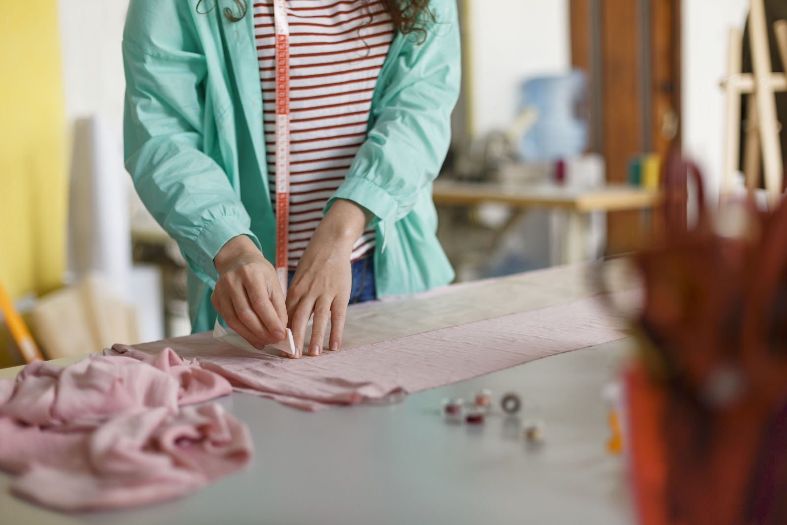 Por que o tecido tricoline é tão popular em projetos criativos e artesanais?