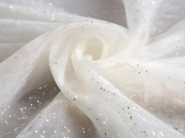 Como aplicar tule com glitter em criações que pedem destaque visual?