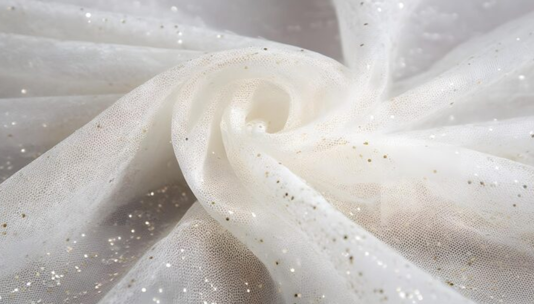 Como aplicar tule com glitter em criações que pedem destaque visual?
